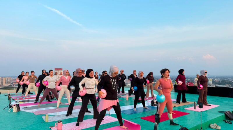 ARYADUTA Palembang Hadirkan Sky Mat Session di Helipad, Pengalaman Pilates Pertama ARYADUTA Palembang Hadirkan Sky Mat Session di Helipad, Pengalaman Pilates Pertama