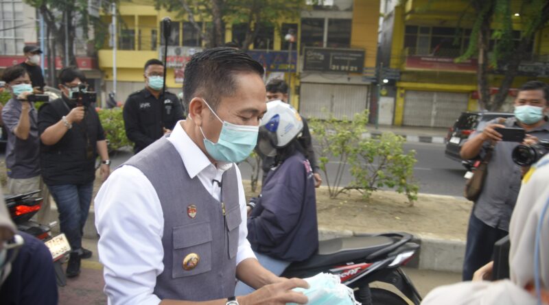 Kabut Asap Memburuk, Pemkot Palembang Bagikan 16.500 Masker Gratis kepada Warga Kabut Asap Memburuk, Pemkot Palembang Bagikan 16.500 Masker Gratis kepada Warga